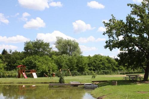 Csicsergő Szabadidőközpont (Csicsergo Szabadidokozpont) in Petrikeresztur