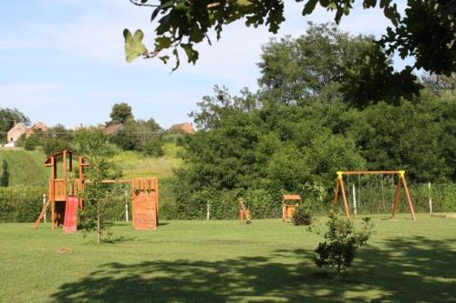 Csicsergő Szabadidőközpont (Csicsergo Szabadidokozpont) in Petrikeresztur