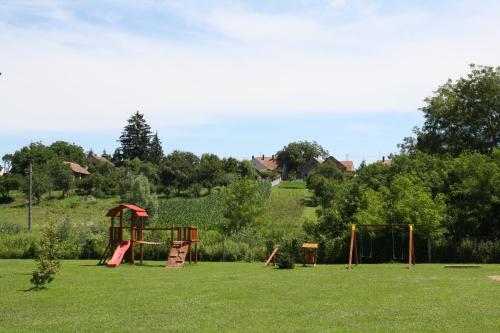 Csicsergő Szabadidőközpont (Csicsergo Szabadidokozpont) in Petrikeresztur