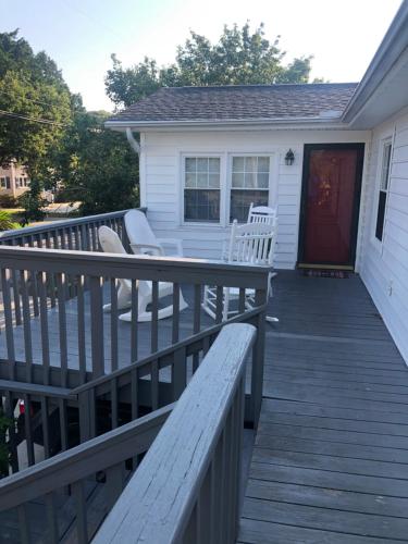 Beach Breeze 1, short walk to Atlantic Ocean, pet friendly, very quiet & family friendly in Myrtle Beach, USA