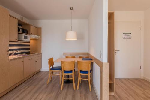 מטבח, Sturmmöwe - Ferienwohnung direkt an der Ostsee gelegen (Sturmmowe - Ferienwohnung direkt an der Ostsee gelegen) in זינגסט