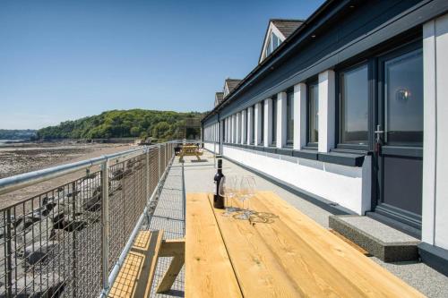 แผนผังชั้น, Waterfront 2 - 2 Bedroom Apartment - Wisemans Bridge in ไวส์แมนส์ บริดจ์