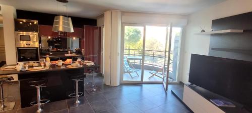 Kitchen, Apartment Albatros - am Strand mit Meerblick und Pool by Riviera HomeLife near Pizza du Fournas