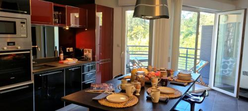 Kitchen, Apartment Albatros - am Strand mit Meerblick und Pool by Riviera HomeLife near Pizza du Fournas