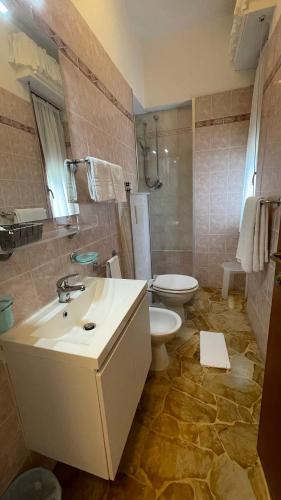 Double or Twin Room image 10