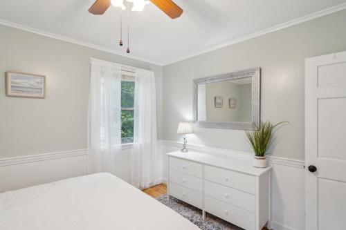 Coastal Comfort with Stunning Harbor Views - image 12