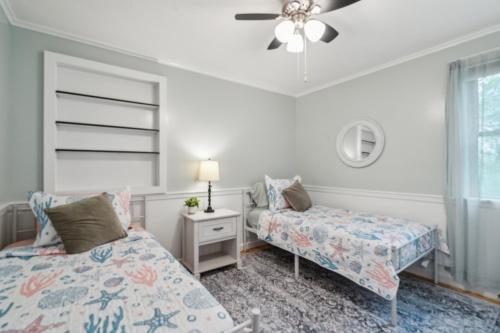 Coastal Comfort with Stunning Harbor Views - image 9