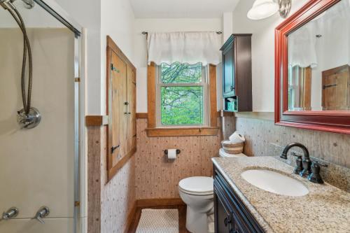 Coastal Comfort with Stunning Harbor Views - image 6