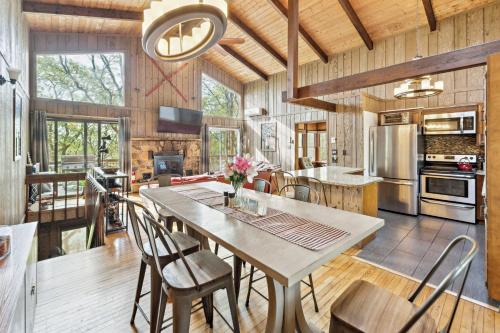 Charming Porter House in the heart of the Poconos chalet in บุชคิล (พีเอ)