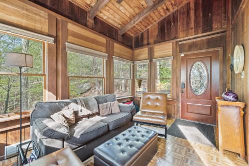 Charming Porter House in the heart of the Poconos chalet in บุชคิล (พีเอ)