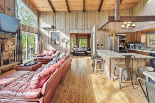 Charming Porter House in the heart of the Poconos chalet in บุชคิล (พีเอ)