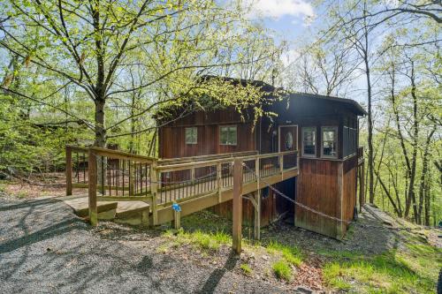 Charming Porter House in the heart of the Poconos chalet in บุชคิล (พีเอ)