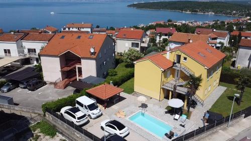 2 bedrooms, 3 beds