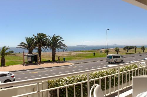 First floor apartment with beautiful sea view - image 8