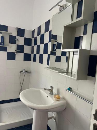 One-Bedroom Apartment image 2