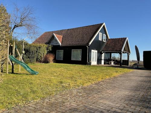 Ayres, Midlaren