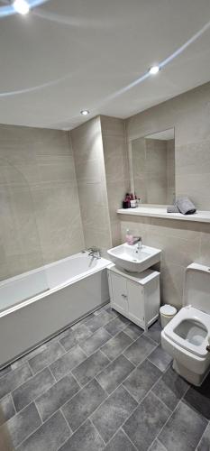 2 Bedroom Apartment with Amazing Views of Liverpool City Centre, Liverpool (photo 9)
