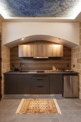 Queen Suite with Spa Bath image 6