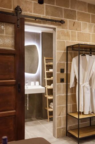 Queen Suite with Spa Bath image 10