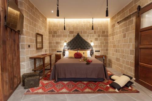 Queen Suite with Spa Bath image 8