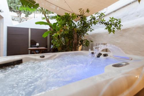King Suite with Spa Bath image 5