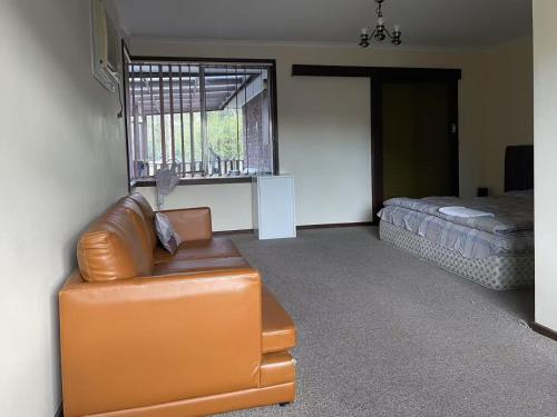 a 别墅大床间毗邻公园和公交车站 in Bundoora