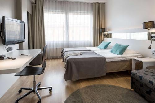 2 twin beds, 1 sofa bed
