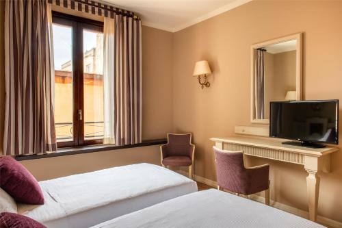Standard Twin Room image 3
