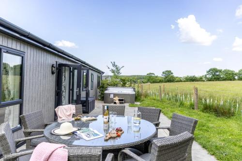 Blossom Lodge, 1 Roadford Lake Lodges