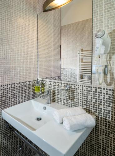One-Bedroom Apartment image 8