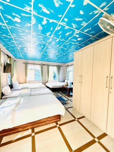 2 queen beds, 2 twin beds