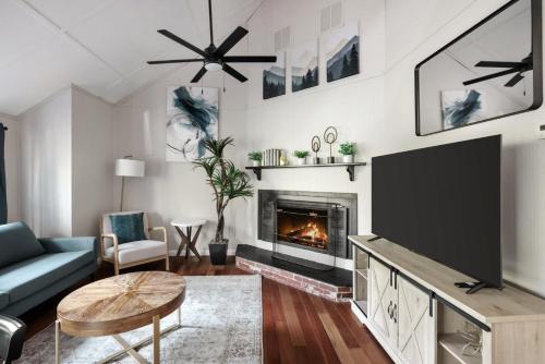 Secret Gardens Fireplace Deck & Dog-Friendly in Inwood (WV)