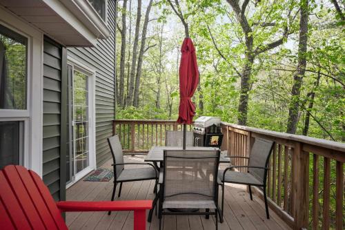 Secret Gardens Fireplace Deck & Dog-Friendly in Inwood (WV)