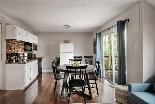 Secret Gardens Fireplace Deck & Dog-Friendly in Inwood (WV)