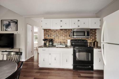 Secret Gardens Fireplace Deck & Dog-Friendly in Inwood (WV)