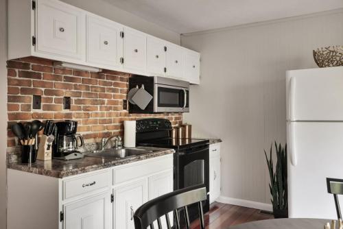 Secret Gardens Fireplace Deck & Dog-Friendly in Inwood (WV)