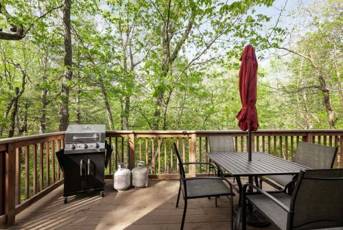 Secret Gardens Fireplace Deck & Dog-Friendly in Inwood (WV)