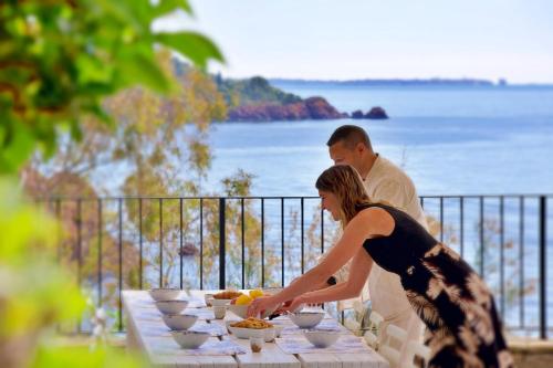 Alentours, Villa Sasso Forte, swimming pool, jacuzzi and private cove in Le Trayas Superieur