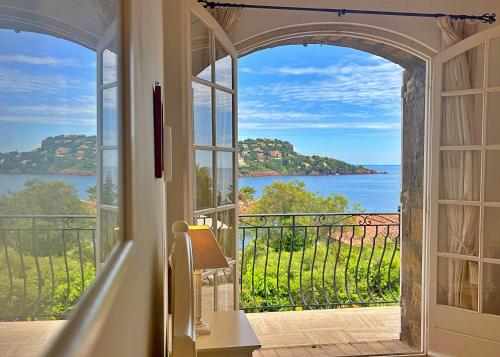 Alentours, Villa Sasso Forte, swimming pool, jacuzzi and private cove in Le Trayas Superieur