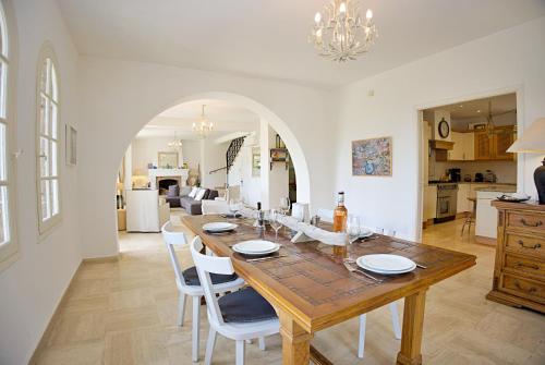cuisine, Villa Sasso Forte, swimming pool, jacuzzi and private cove in Le Trayas Superieur