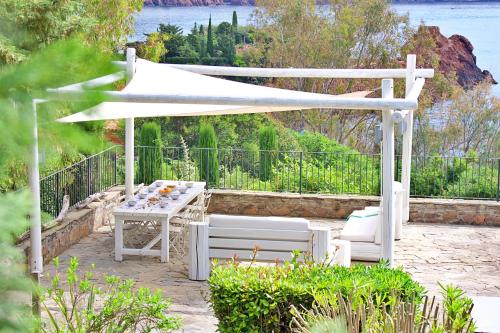 balcon/terrasse, Villa Sasso Forte, swimming pool, jacuzzi and private cove in Le Trayas Superieur