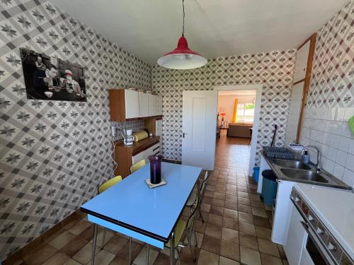 virtuve, Gîte 6 à 8 personnes calme et repos (Gite 6 a 8 personnes calme et repos) in Saint-Martin-les-Melle