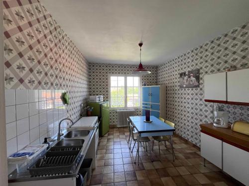 virtuve, Gîte 6 à 8 personnes calme et repos (Gite 6 a 8 personnes calme et repos) in Saint-Martin-les-Melle