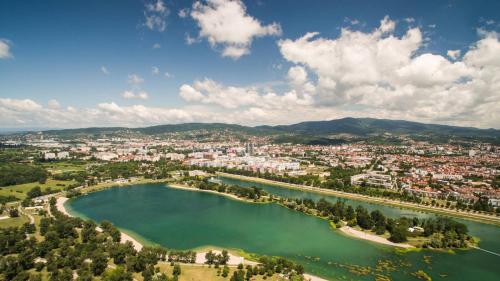 A környék, Lake Garden - Cozy Two-Bedroom Apartment with flexible Check-In, Terrace, and Netflix in Blato