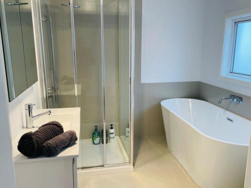 دش, Spacious 4bdr family home away from home in Newport