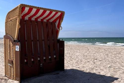 2-Zimmer Ferienwohnung Sonnengott zwischen Ostsee und Bodden mit Süd- und Westbalkon - image 2