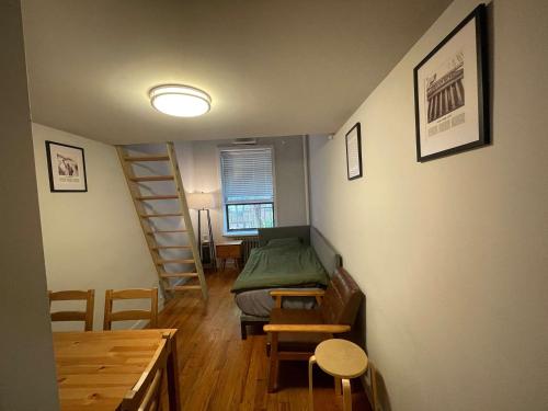 Union Square Studio 4 with Shower - Shared toilet, New York (photo 3)