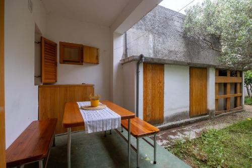 One-Bedroom Apartment image 2