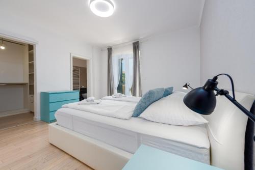 Villa Field Hill with Swimming Pool and Tennis Court in Poljica