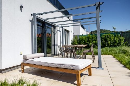 2 bedrooms, 5 beds